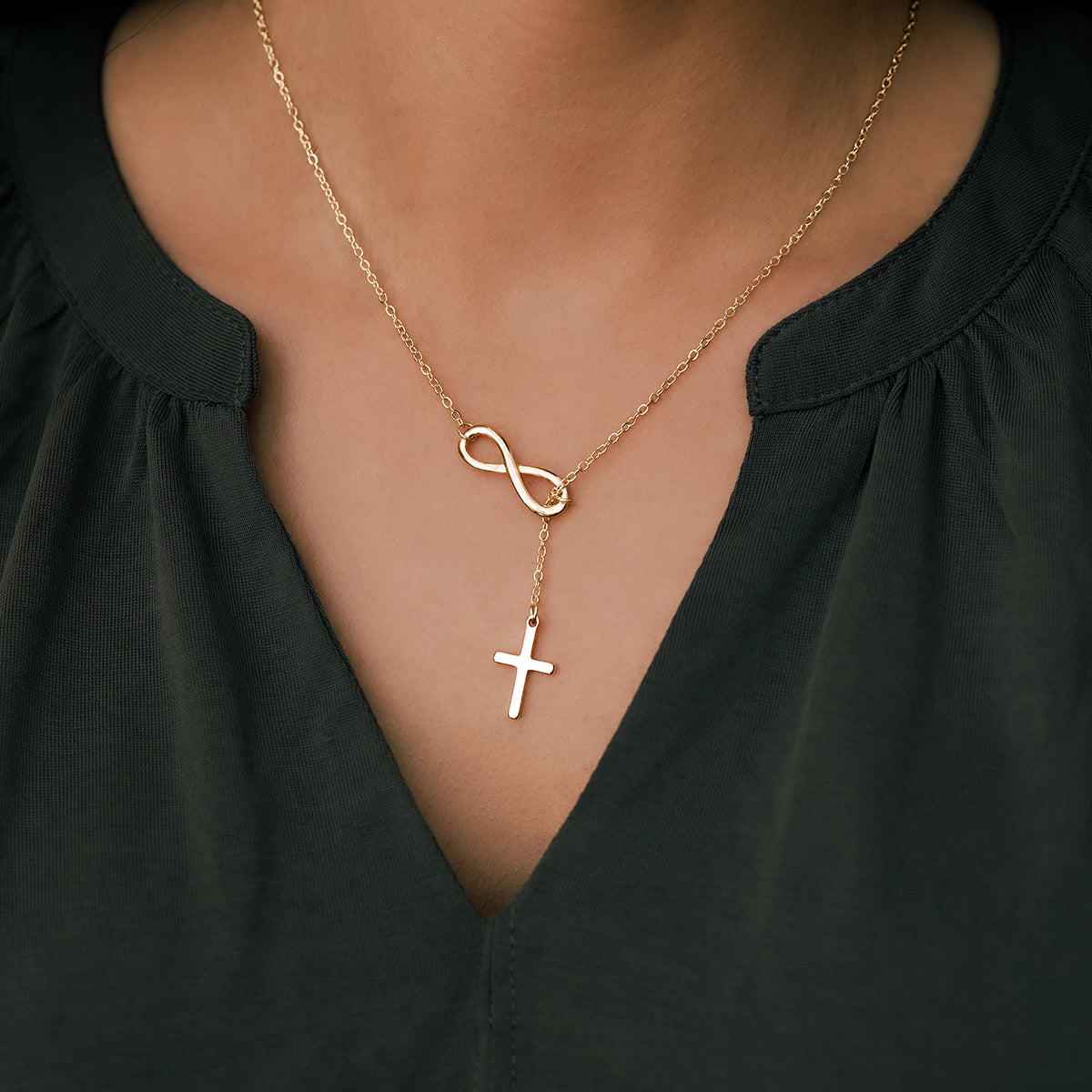Collier Pendentif Croix Infini en Or