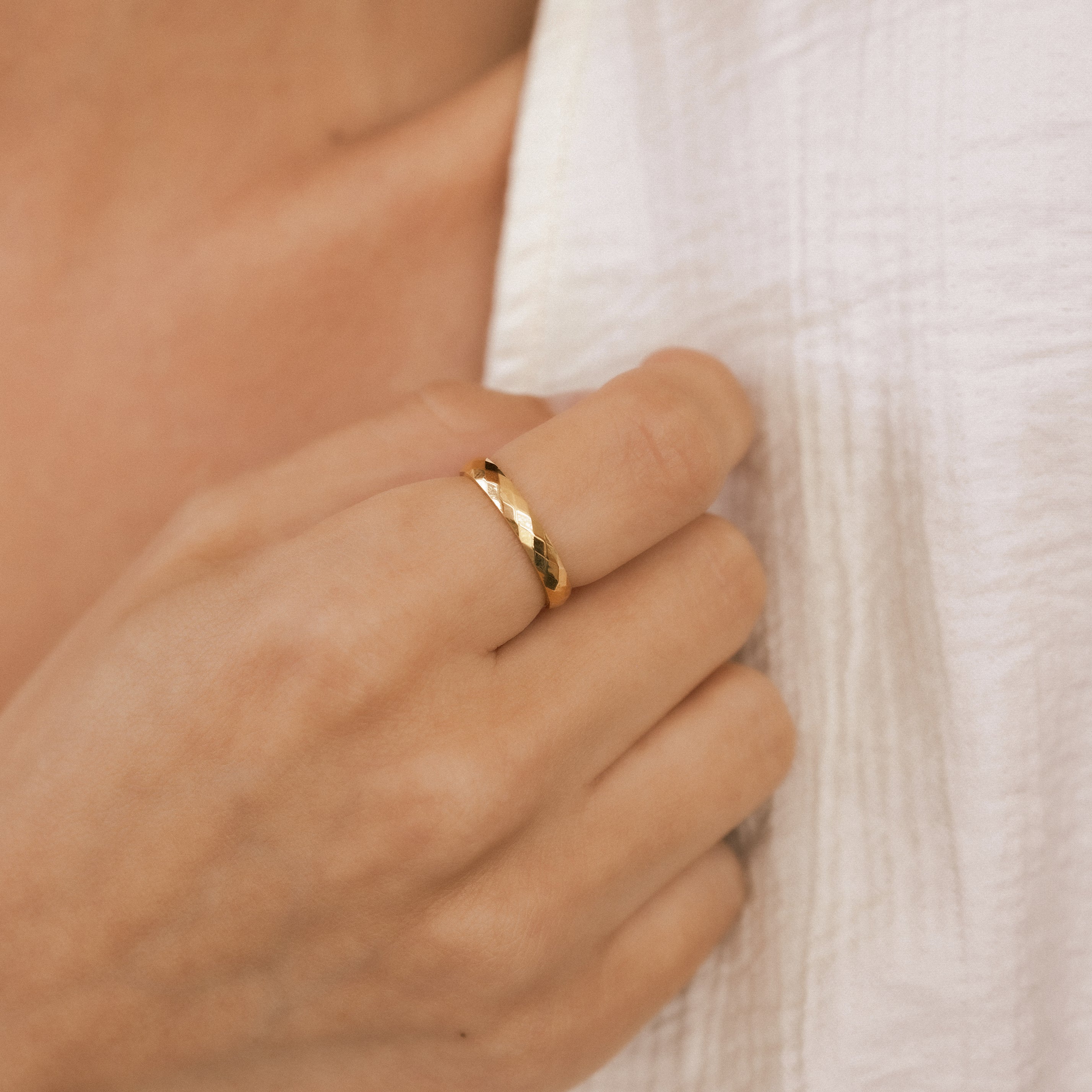 Bague Fine Martelée Anti-Stress en Or
