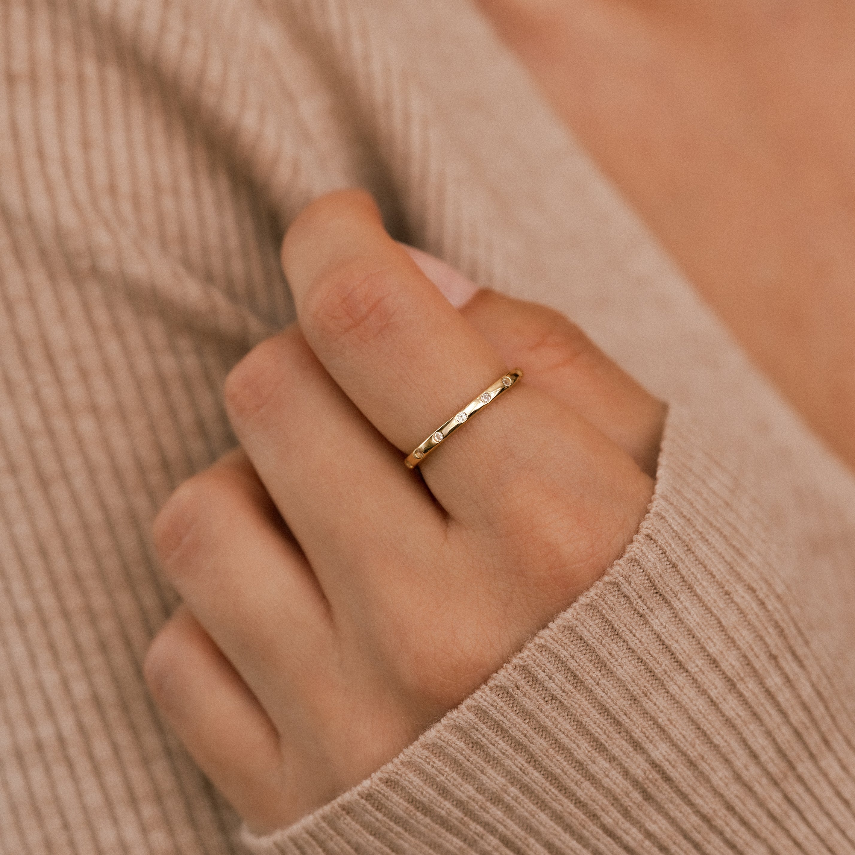Bague Fine Sertie de Pierres en Or