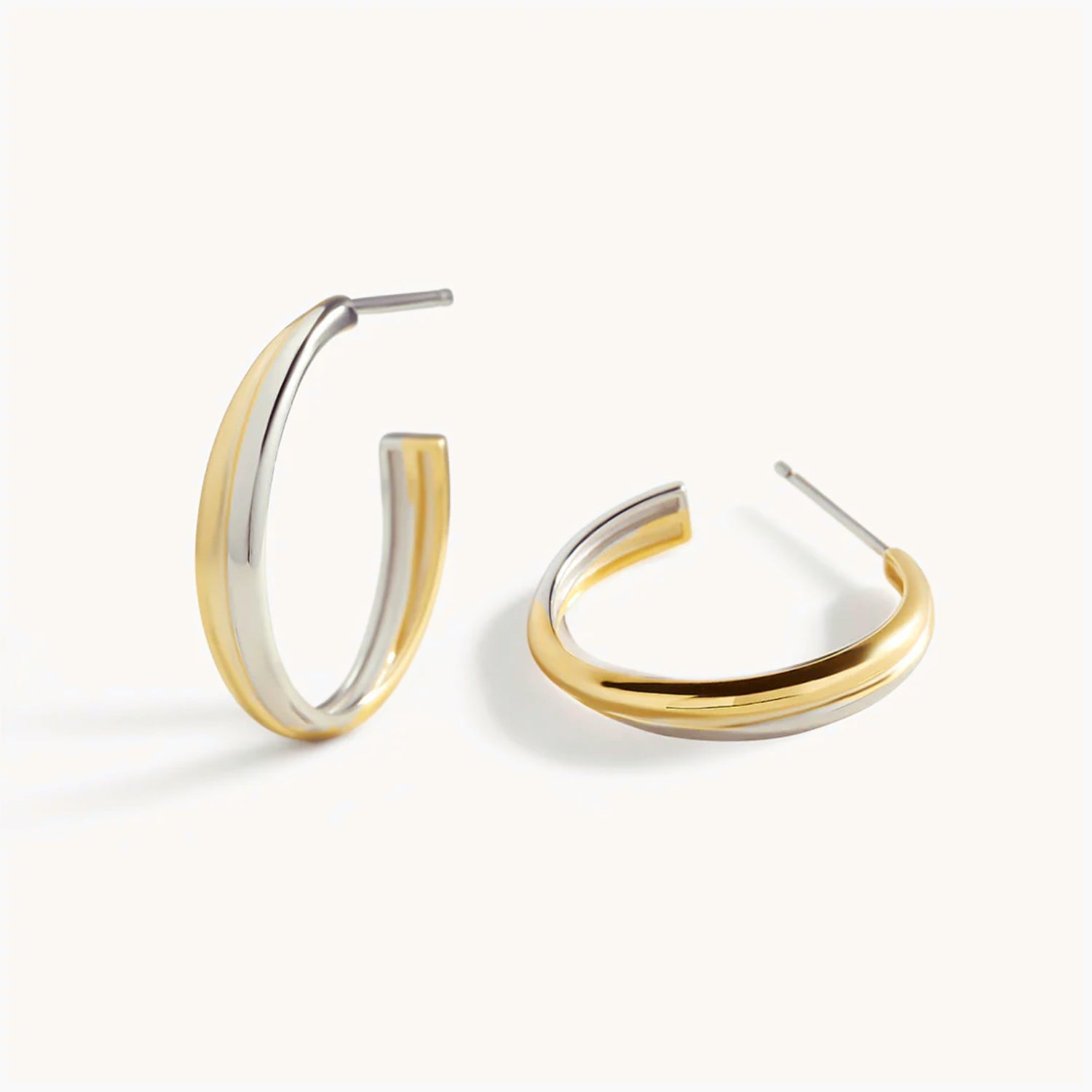 Boucles d’Oreilles Croisées Bimétal en Or et Argent