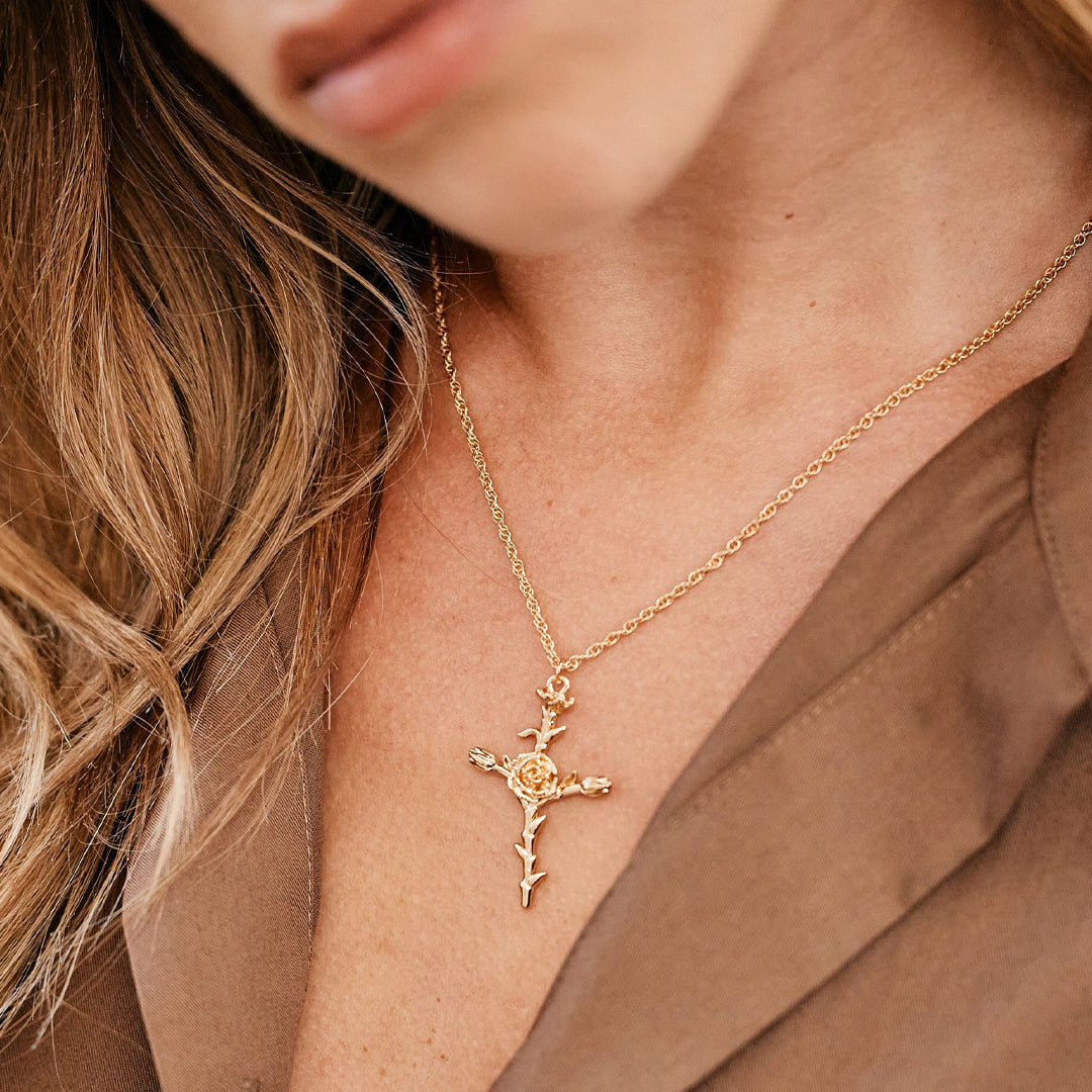 Collier Pendentif Croix Florale en Or