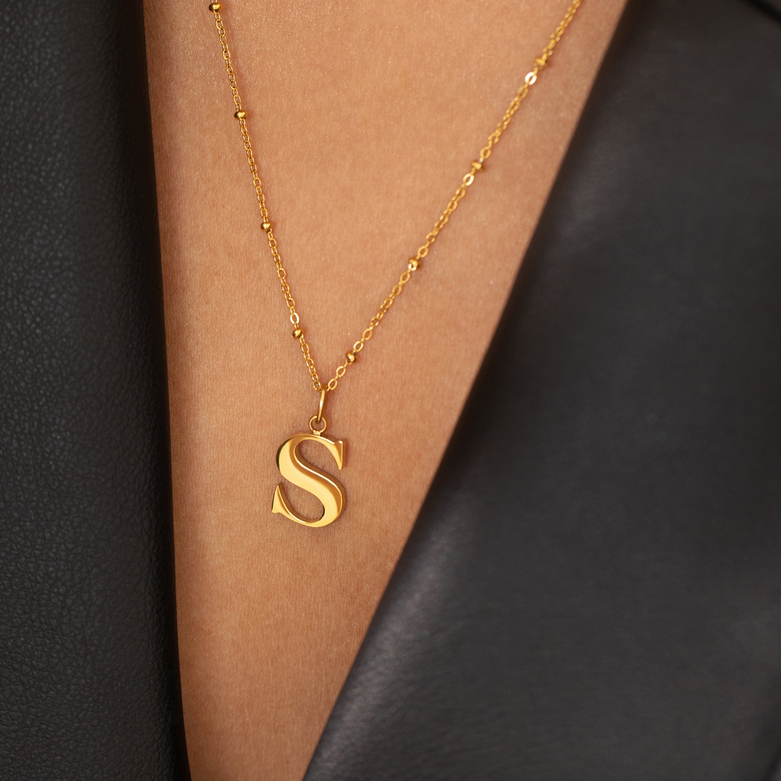 Collier pendentif initiale W en Or