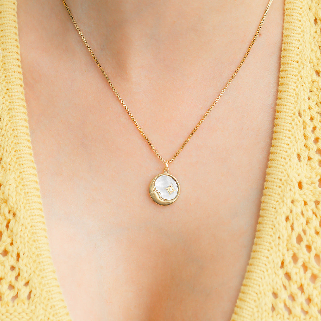 Collier Pendentif Lune Nacre en Or